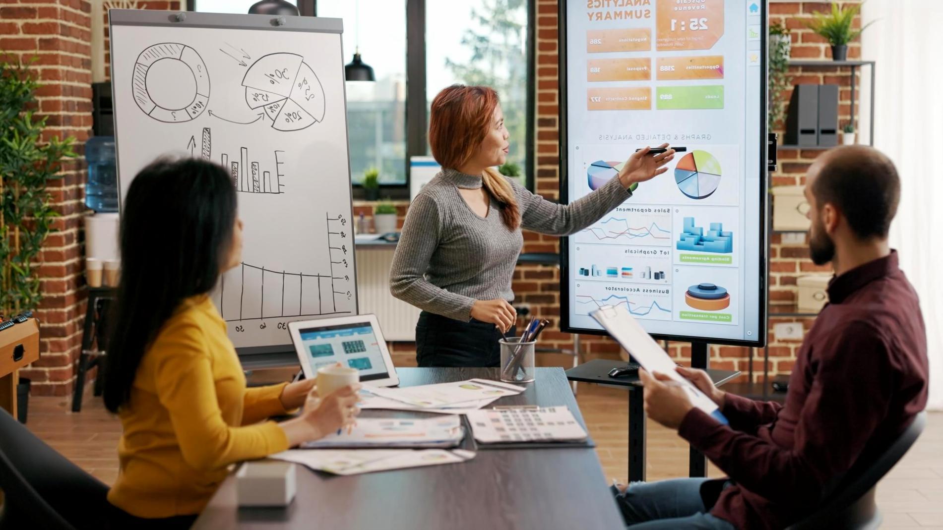 Expertos en estrategias de construcción de enlaces trabajando en campañas digitales